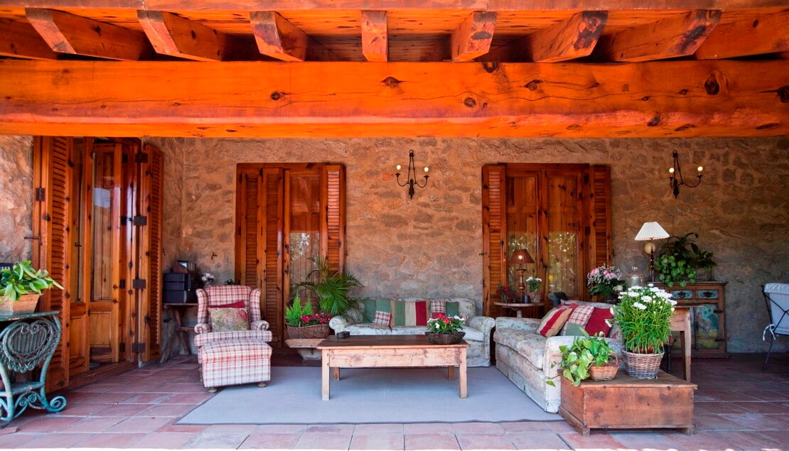 Encantadora terraza en piedra y madera Encantadora terraza en piedra y madera