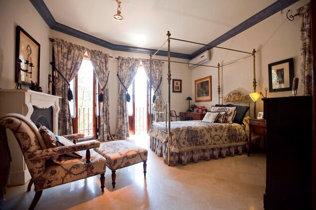 Elegante y luminoso dormitorio con chimenea